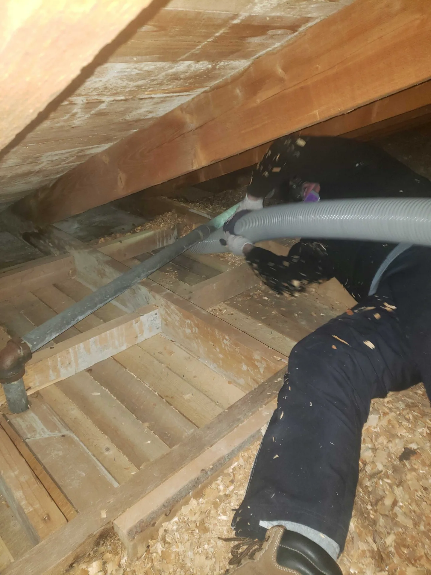 Préparation de l'entretoit avant le soufflage de la laine isolante